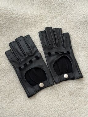 Auth Chanel Black Leather Classic Fingerless Gloves - Kept Unused